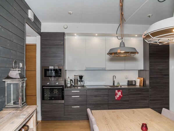 Jääkaappi, mikroaaltouuni, astianpesukone