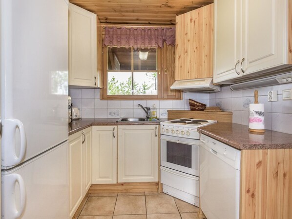 Fridge, microwave, dishwasher, cookware/dishes/utensils