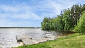 A lakeside dock with a grassy area and trees. - Juusola by Interhome (Ikaalinen)