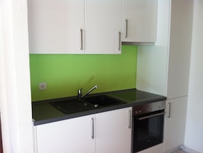 Fridge, cookware/dishes/utensils