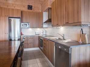 Fridge, microwave, dishwasher, cookware/dishes/utensils