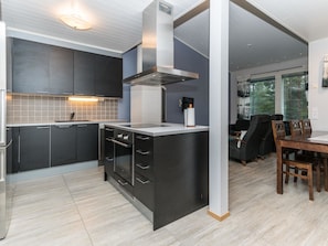 Jääkaappi, mikroaaltouuni, astianpesukone