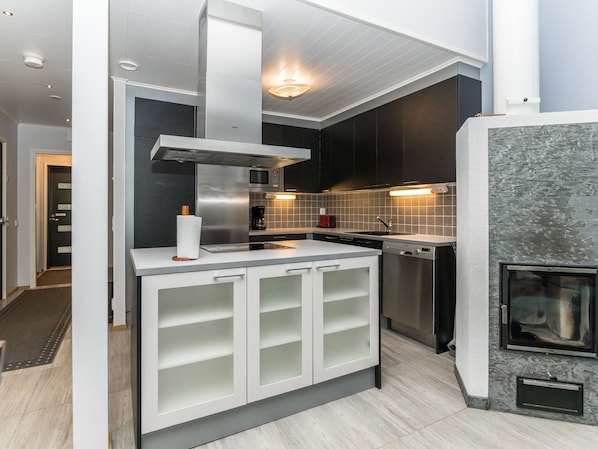 Jääkaappi, mikroaaltouuni, astianpesukone