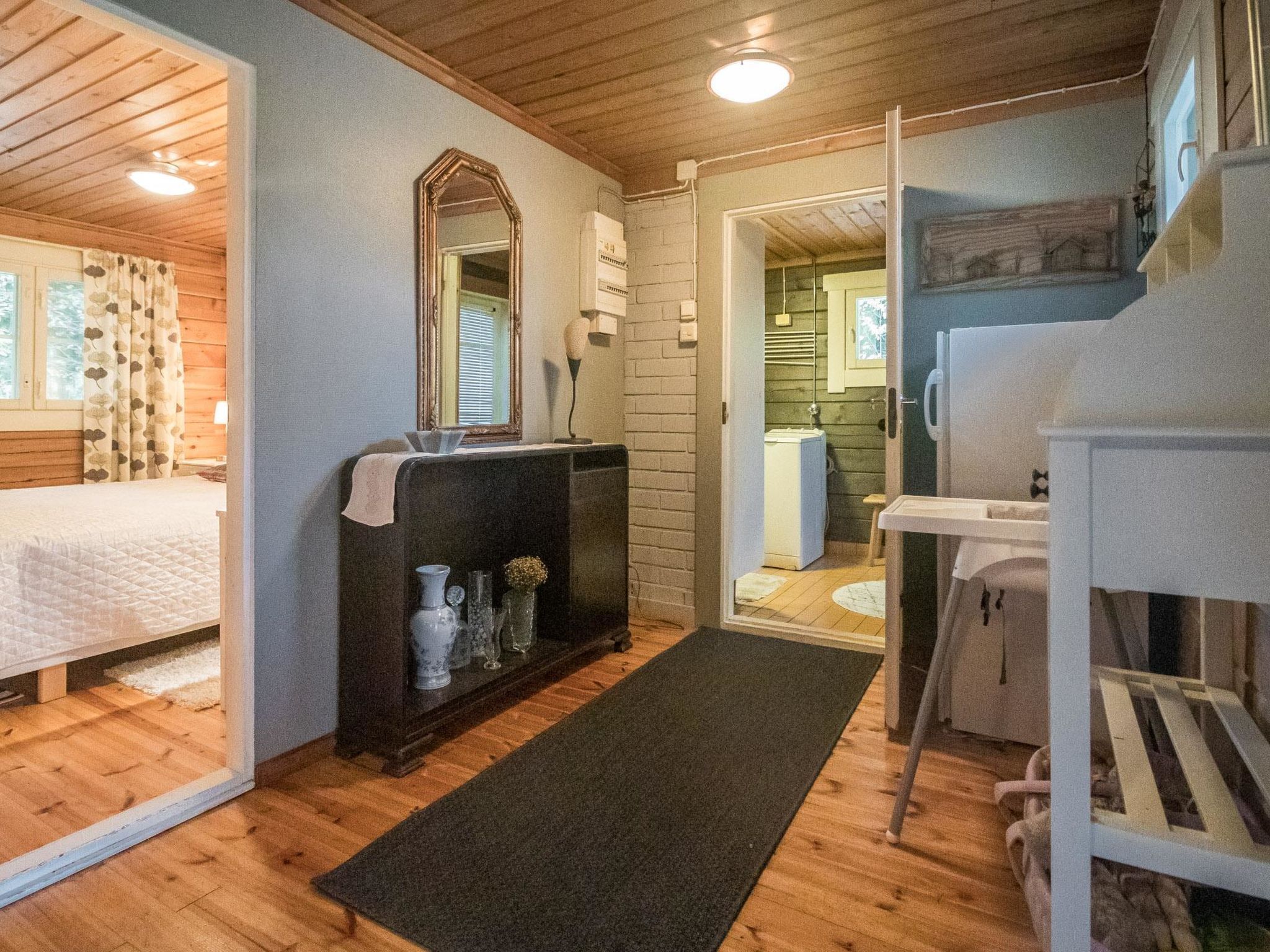 2 makuuhuonetta, silitysrauta/-lauta