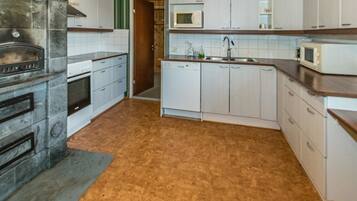 Fridge, microwave, dishwasher, cookware/dishes/utensils