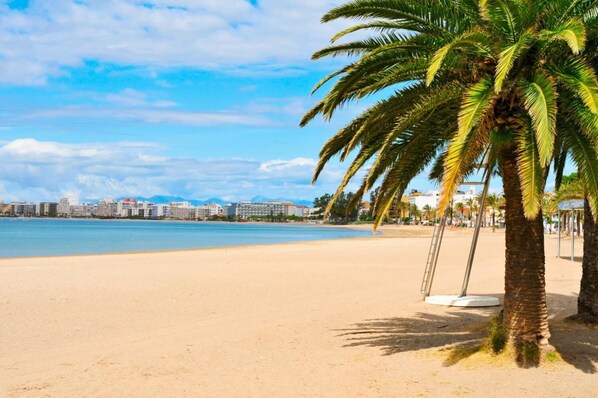 Platja a a prop