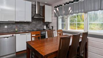 Refrigerador, microondas, lavavajillas y periquera