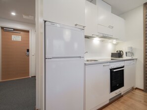 Jääkaappi, mikroaaltouuni, astianpesukone