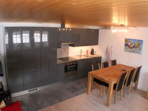 Kühlschrank, Geschirrspüler, Kochgeschirr/Geschirr/Besteck