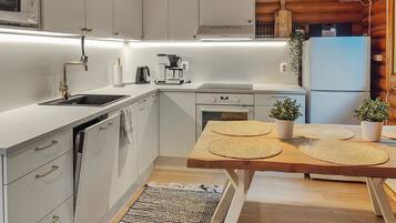 Frigorifero, microonde, lavastoviglie, pentole/stoviglie/utensili