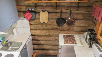 KĂžleskab, mikrobĂžlgeovn, opvaskemaskine, kĂžkkentĂžj/tallerkener/redskaber