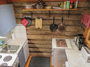 Køleskab, mikrobølgeovn, opvaskemaskine, køkkentøj/tallerkener/redskaber