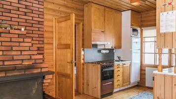 Kjøleskap, mikrobølgeovn og kjøkkenutstyr