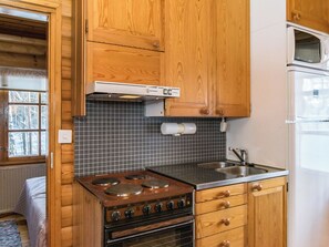 Jääkaappi, mikroaaltouuni, keittoastiat/astiat/ruokailuvälineet