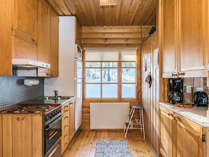Refrigerador, microondas y utensilios de cocina 