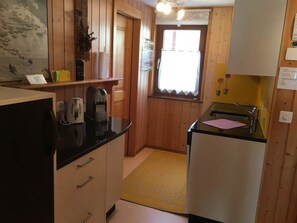 Fridge, dishwasher, cookware/dishes/utensils
