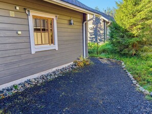 A house with a gravel driveway and a window with blinds. - Joutsen a by Interhome (Kuusamo)