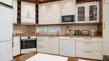 Refrigerador, microondas, lavavajillas, utensilios de cocina