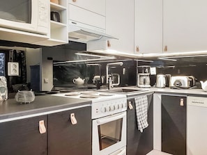 Une cuisine moderne équipée d’une cuisinière, d’un four à micro-ondes et d’un grille-pain.
