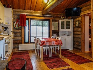 Kühlschrank, Mikrowelle, Geschirrspüler, Kochgeschirr/Geschirr/Besteck