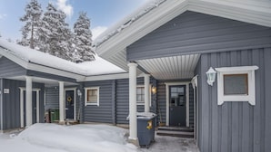 A cabin with a covered porch, a front door, and a small window. - Kaukonraitti 4 c 2 by Interhome (Kuusamo)