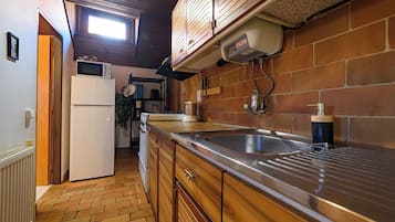 Een koffiezetapparaat/waterkoker, een koelkast, een magnetron, een oven