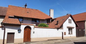 Exterior - Chalet Lucie - Four Bedroom Villa, Sleeps 10 (Mnetěš)