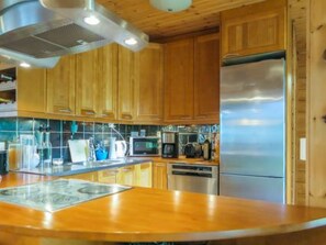 Refrigerador, microondas, lavavajillas, utensilios de cocina