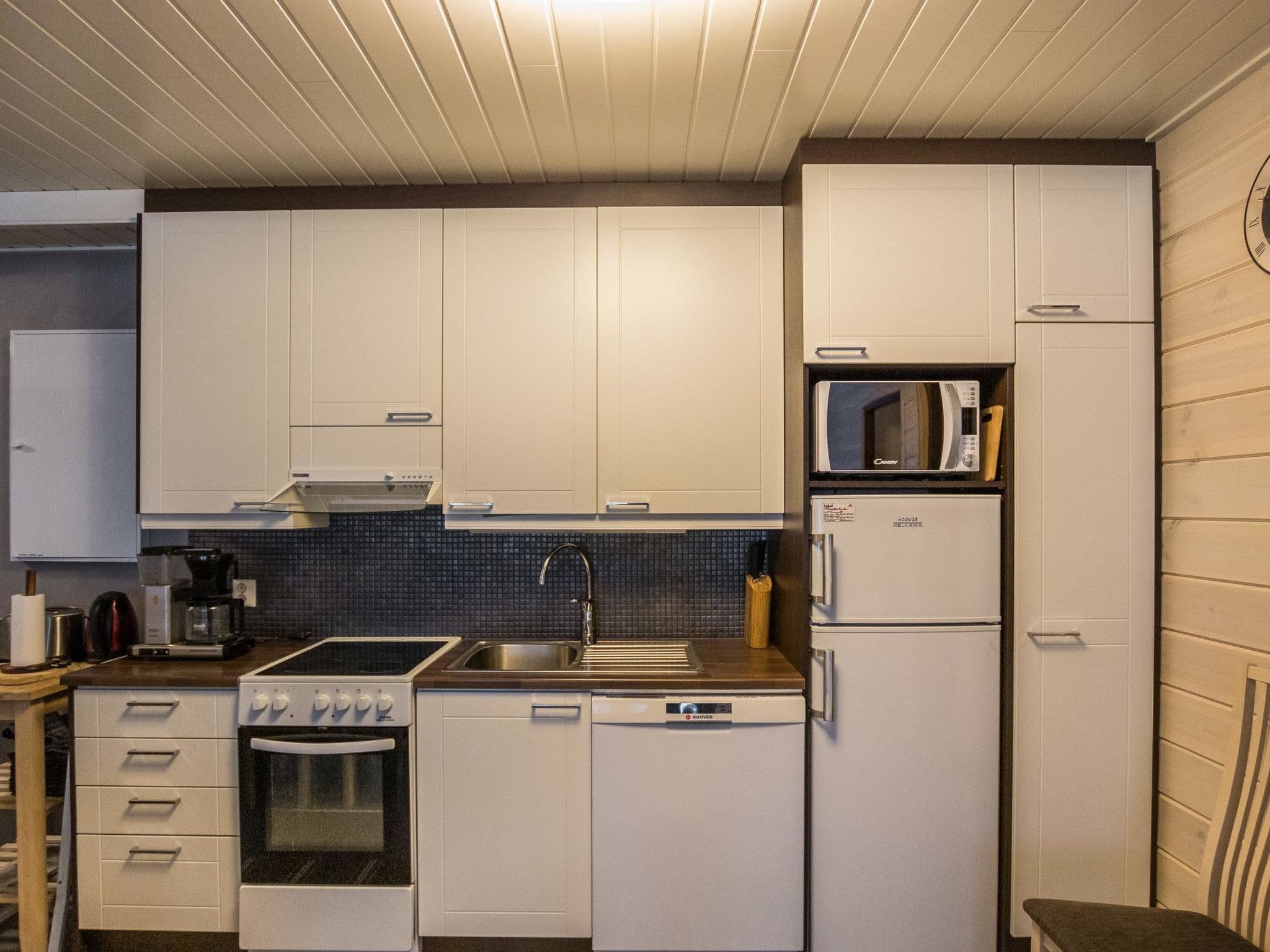 Refrigerador, microondas, lavavajillas y utensilios de cocina 