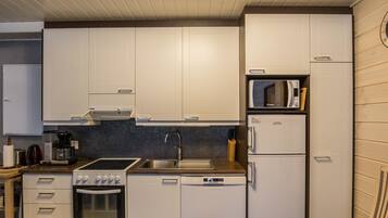 Refrigerador, microondas, lavavajillas y utensilios de cocina