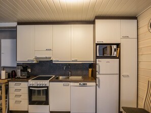 Refrigerador, microondas, lavavajillas y utensilios de cocina 