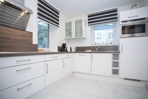 Køleskab, mikrobølgeovn, opvaskemaskine, højstol