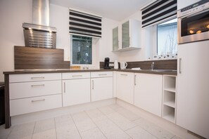 Kühlschrank, Mikrowelle, Geschirrspüler, Hochstuhl