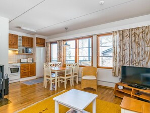 Fridge, microwave, dishwasher, cookware/dishes/utensils