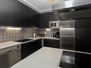 Jääkaappi, mikroaaltouuni, astianpesukone, syöttötuoli