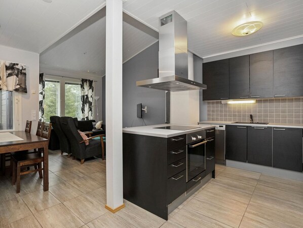 Jääkaappi, mikroaaltouuni, astianpesukone, syöttötuoli