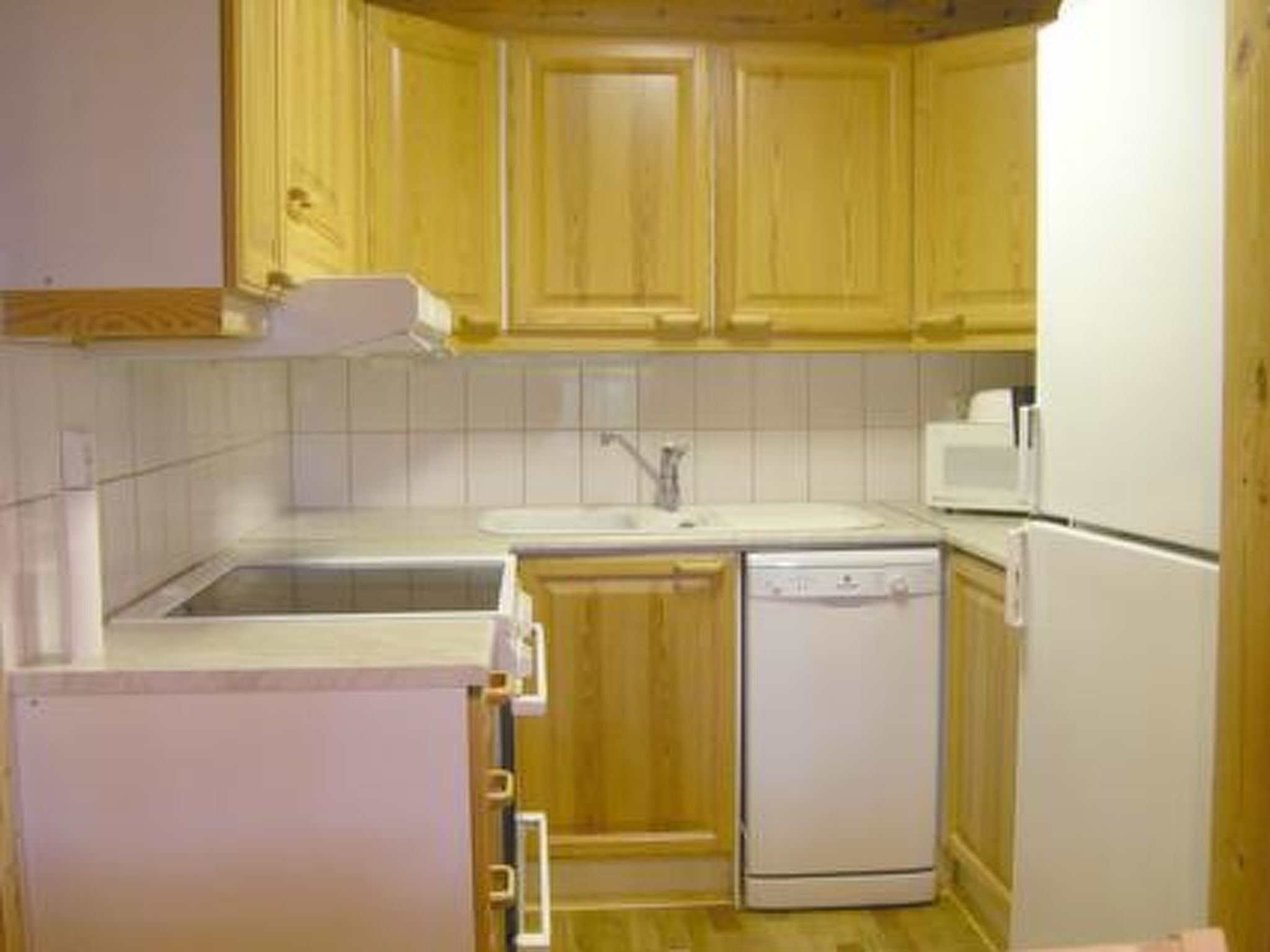 Jääkaappi, mikroaaltouuni, astianpesukone