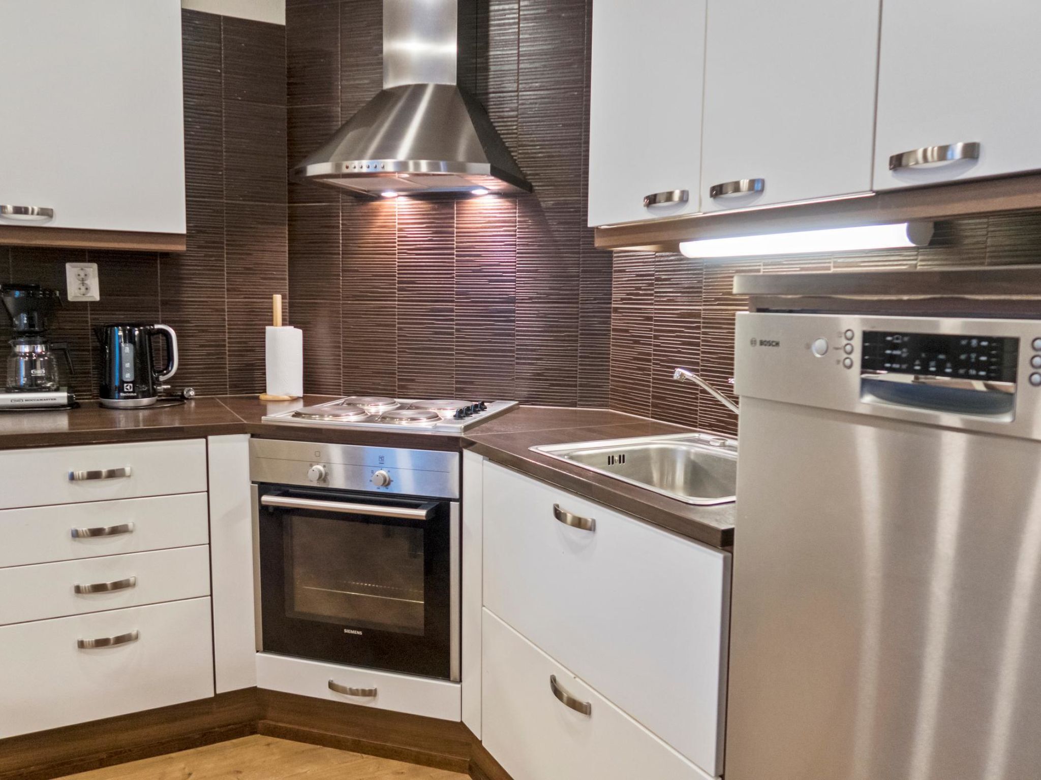 Jääkaappi, mikroaaltouuni, astianpesukone