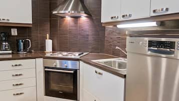 Refrigerador, microondas, lavavajillas, utensilios de cocina