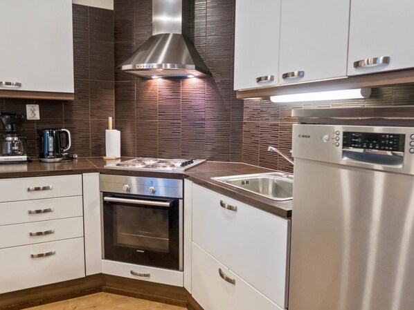 Refrigerador, microondas, lavavajillas, utensilios de cocina