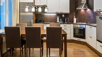 Refrigerador, microondas, lavavajillas, utensilios de cocina