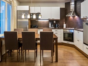 Refrigerador, microondas, lavavajillas, utensilios de cocina