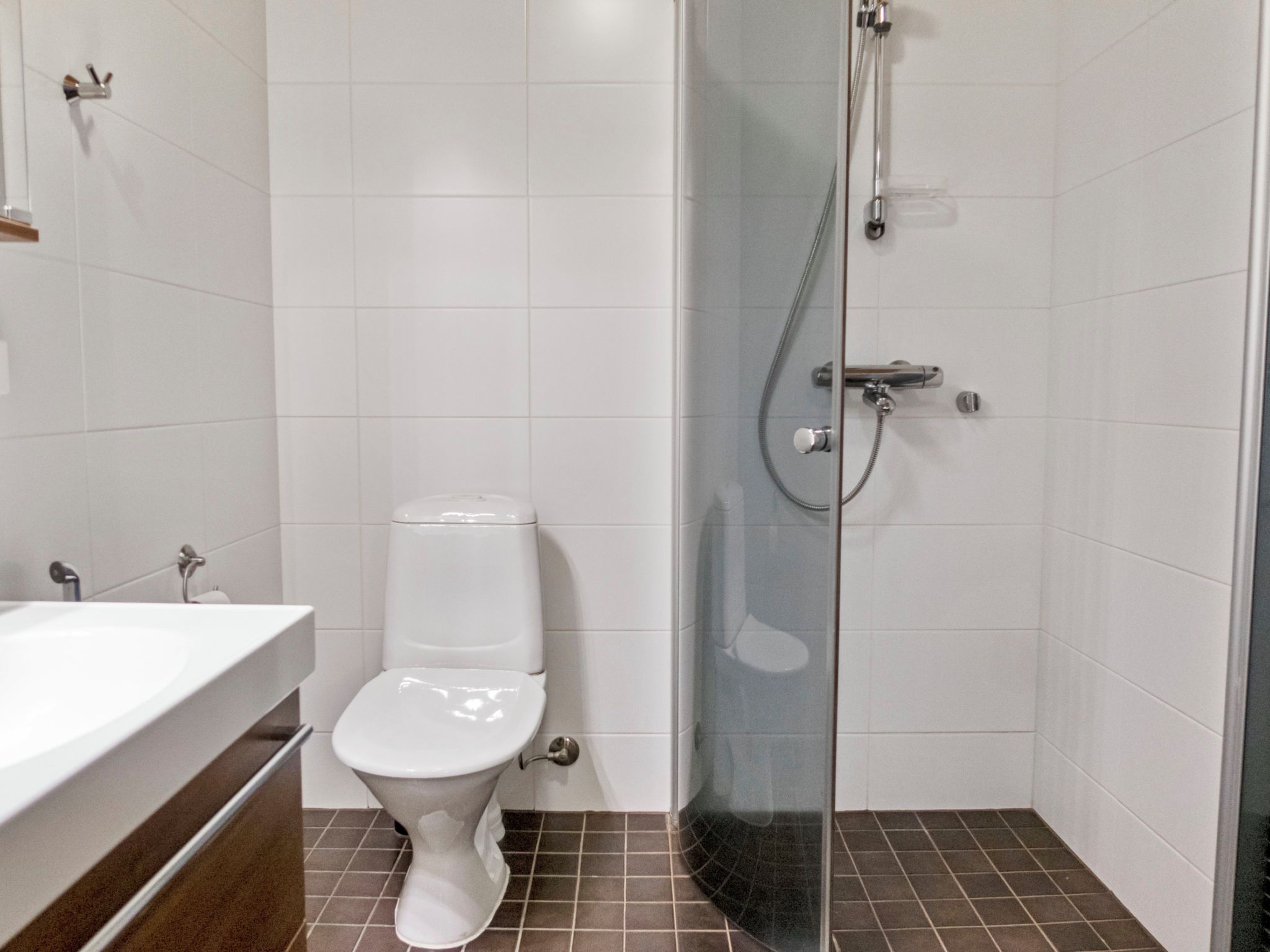 Une salle de bain avec des toilettes, une douche et un lavabo.