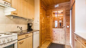 Køleskab, mikrobølgeovn, opvaskemaskine, køkkentøj/tallerkener/redskaber