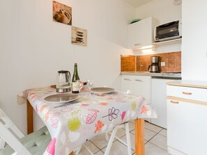 Fridge, oven, cookware/dishes/utensils, dining tables