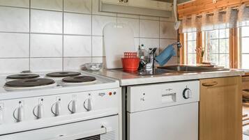 Kylskåp, mikrovågsugn, diskmaskin och grytor/köksredskap