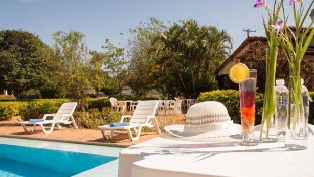 Outdoor pool, pool loungers - Coesa Hoteis (Casa Branca)
