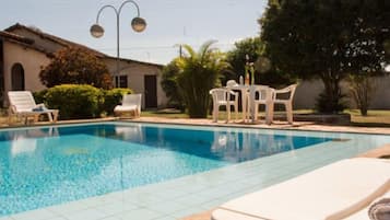 Piscina externa, espreguiçadeiras