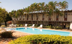 Kolam renang outdoor, dengan kursi berjemur