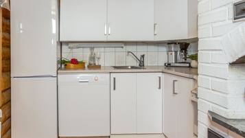 KĂŒhlschrank, Mikrowelle, GeschirrspĂŒler, Kochgeschirr/Geschirr/Besteck